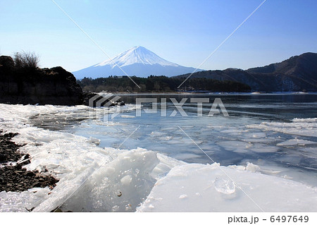 凍結された河口湖と富士山 6497649