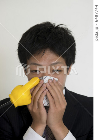 花粉症のビジネスマン 6497744