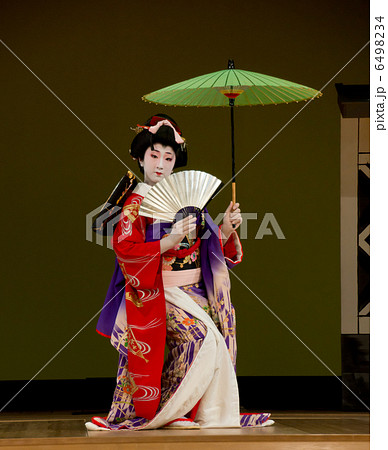 日本舞踊を踊る日本美人 6498234