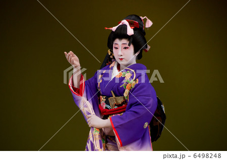 日本舞踊を踊る日本美人 日本舞踊を踊る日本美人 6498248