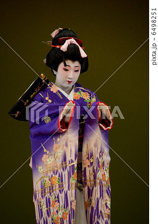 日本舞踊を踊る日本美人 6498251