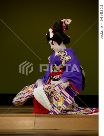 日本舞踊を踊る日本美人 日本舞踊を踊る日本美人 6498253