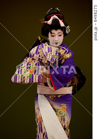 日本舞踊を踊る日本美人 6498275
