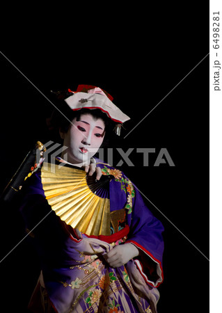 日本舞踊を踊る日本美人 6498281