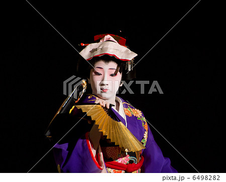 日本舞踊を踊る日本美人 6498282