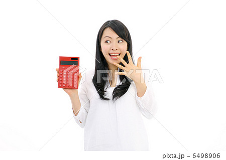 電卓を見せる女の子(驚く) 電卓を見せる女の子(驚く) 6498906
