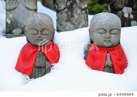 雪に埋もれたお地蔵様 雪に埋もれたお地蔵様 6499064