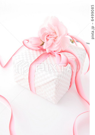 カーネーションとプレゼントボックス カーネーションとプレゼントボックス 6499085