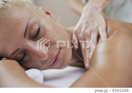 woman back massage treatment 6501509
