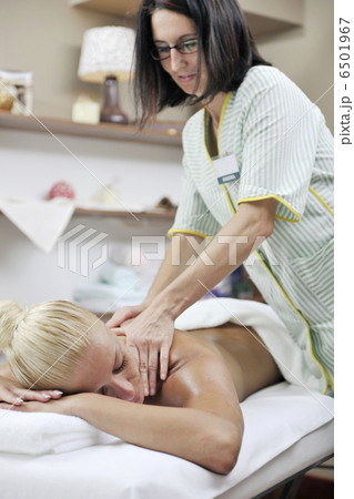 woman back massage treatment 6501967