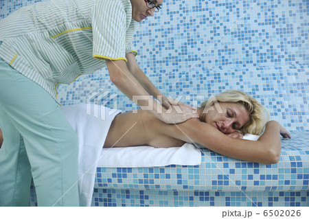 woman back massage 6502026