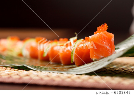 sushi on the leaf 6505345