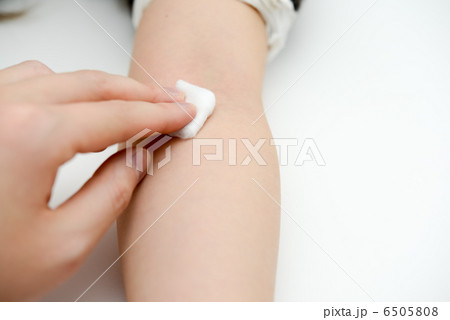 腕を消毒 6505808