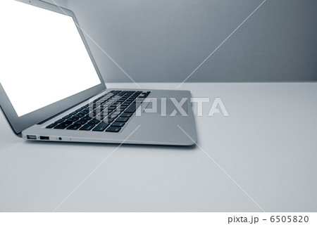 光る画面のノートパソコン 6505820