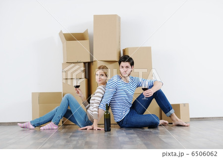 Young couple moving in new house 6506062
