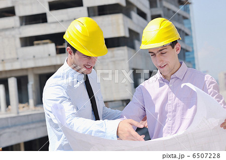 Team of architects on construciton site 6507228