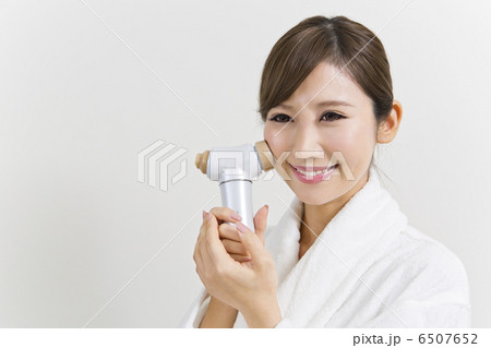 美顔器を使っている女性 6507652