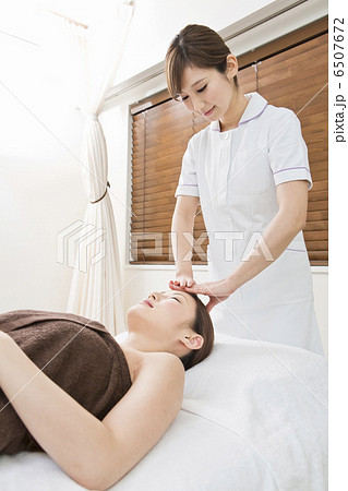 ヘッドマッサージの施術 6507672