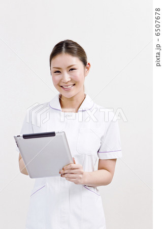 タブレット端末を持っている白衣の女性 6507678