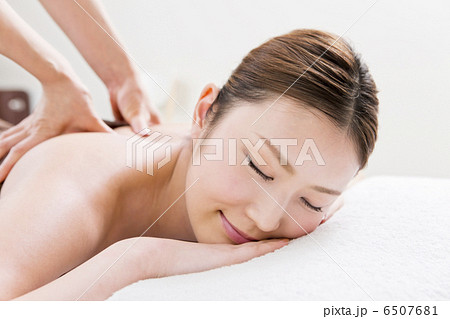 ボディエステの施術を受けている女性 ボディエステの施術を受けている女性 6507681