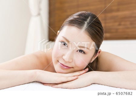 うつ伏せで微笑んでいる女性 うつ伏せで微笑んでいる女性 6507682