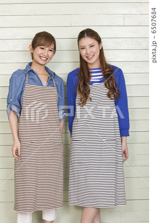 エプロン姿の2人の女性 6507684