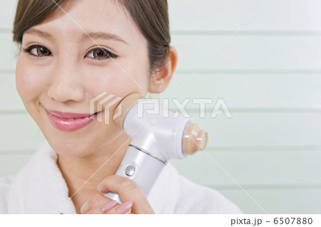 美顔器を使っている女性 6507880