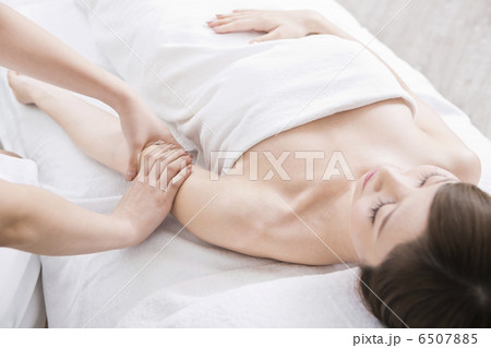 ボディエステの施術を受けている女性 6507885