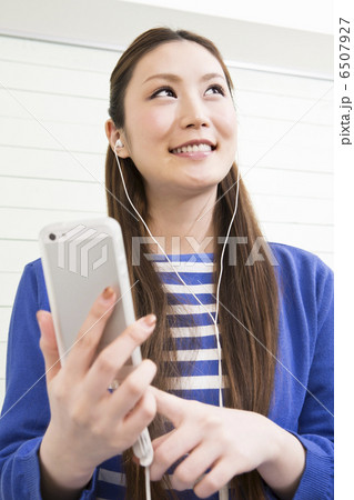 スマートフォンを操作している女性 スマートフォンを操作している女性 6507927