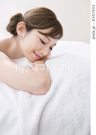 うつ伏せで目を瞑っている女性 うつ伏せで目を瞑っている女性 6507933