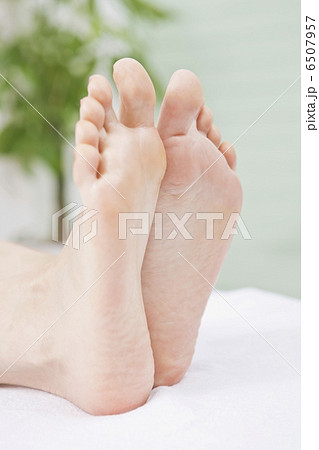女性の足の写真素材