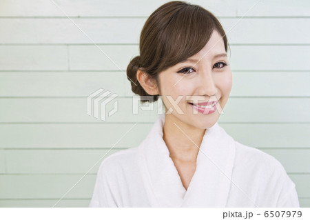 バスローブを来た女性 6507979