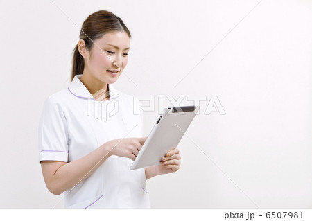 タブレット端末を持っている白衣の女性 6507981