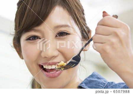 フォークで料理を食べている女性 フォークで料理を食べている女性 6507988