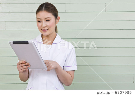 タブレット端末を持っている白衣の女性 6507989