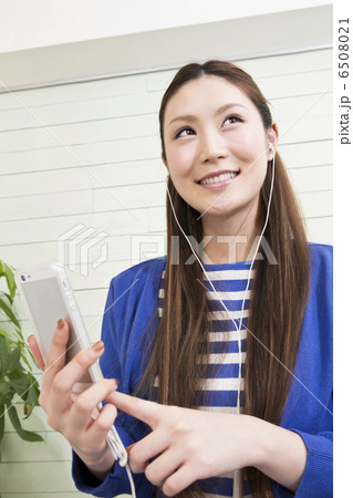 スマートフォンを操作している女性 スマートフォンを操作している女性 6508021