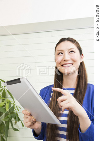 タブレット端末を操作している女性 6508089