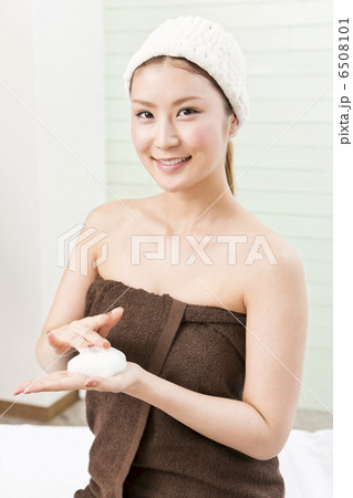 泡洗顔料を泡立てている女性 6508101