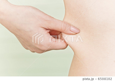 ウエストを摘んでいる女性の手元 ウエストを摘んでいる女性の手元 6508102