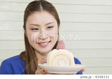 ケーキを見つめている女性 ケーキを見つめている女性 6508131