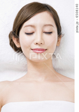 バスタオル姿で仰向けになっている女性 6508140