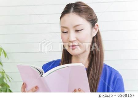 読書をしている女性 6508157
