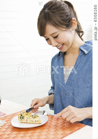 料理を食べている女性 料理を食べている女性 6508160