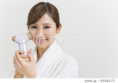 美顔器を使っている女性 6508171