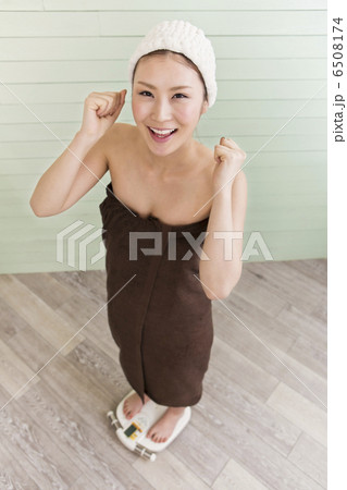 体重計に乗っている女性 6508174