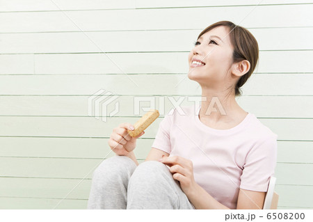 栄養補助食品を食べている女性 6508200
