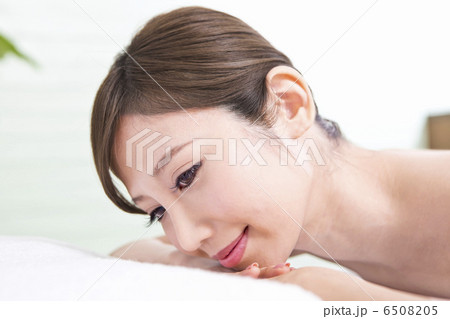 うつ伏せになっている女性 うつ伏せになっている女性 6508205