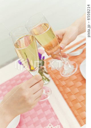 シャンパンで乾杯をしている女性の手元 6508214