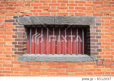 太宰治記念館「斜陽館」　煉瓦塀の鉄窓－金木にて 6512037