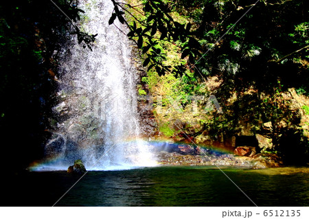 滝に架かる虹のアップ 6512135